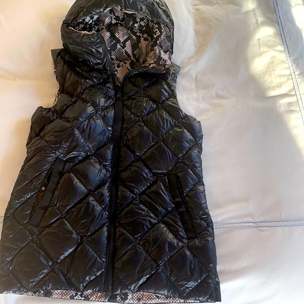 Lulu lemon Zip-up reversed puffer vest with down insulation!